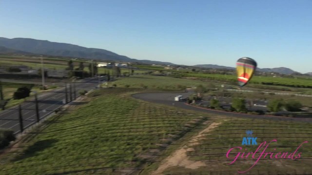 Полетали на воздушном шаре и предались разврату