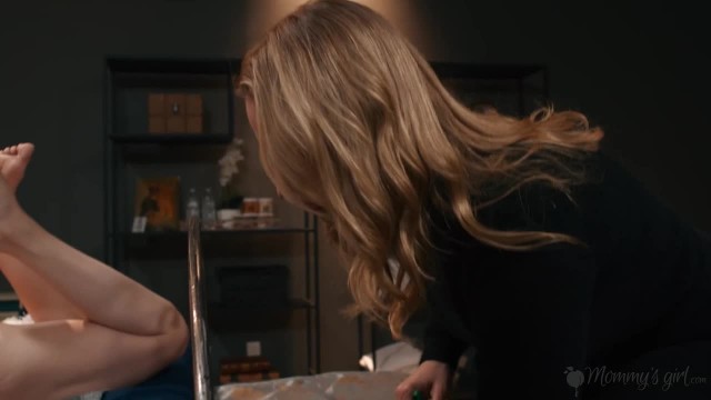 Горячее лесбийское трио со страпоном и куни